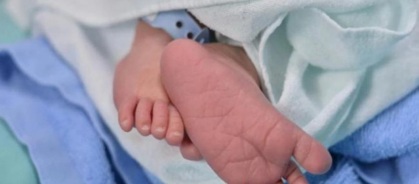 Το βρέφος που έγινε viral - Τράβηξε την μάσκα του γιατρού! (φώτο)